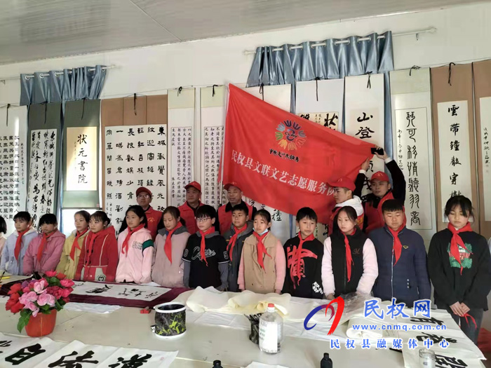 縣文聯(lián)文藝志愿服務(wù)隊(duì)組織開展書法進(jìn)校園活動(dòng)