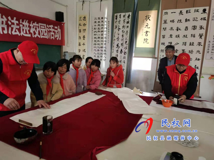 縣文聯(lián)文藝志愿服務(wù)隊(duì)組織開展書法進(jìn)校園活動(dòng)