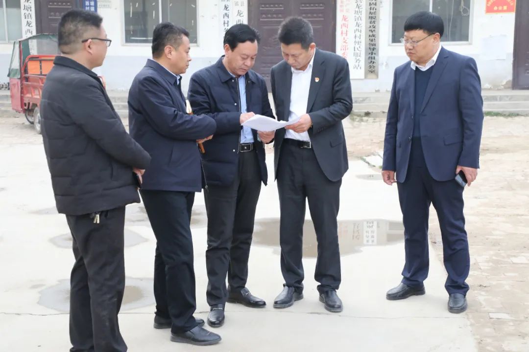 縣委常委、縣紀(jì)委書(shū)記、縣監(jiān)委主任冉燃到龍?zhí)伶?zhèn)暗訪人居環(huán)境整治、信訪維穩(wěn)等工作