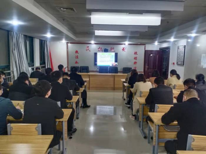 縣規(guī)劃編研中心組織全體干部職工收聽收看縣委理論學(xué)習(xí)中心組（擴(kuò)大）學(xué)習(xí)會(huì)議