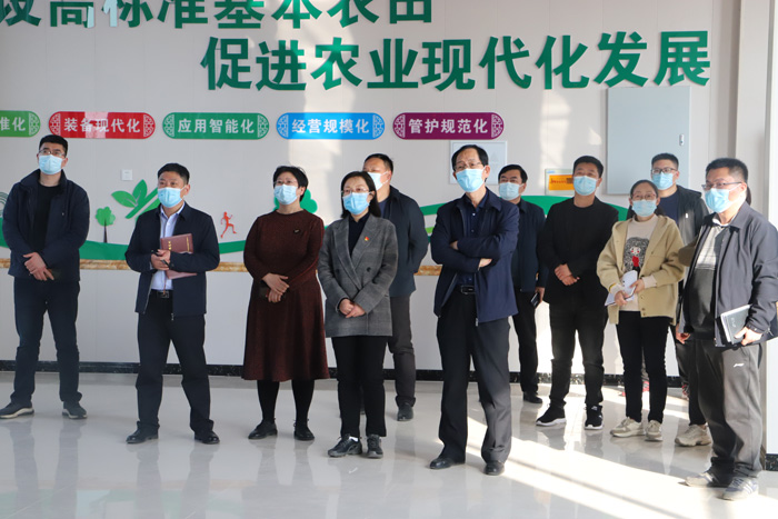 省綠色食品發(fā)展中心對我縣創(chuàng)建全國綠色食品原料標(biāo)準(zhǔn)化生產(chǎn)基地進(jìn)行初驗(yàn)