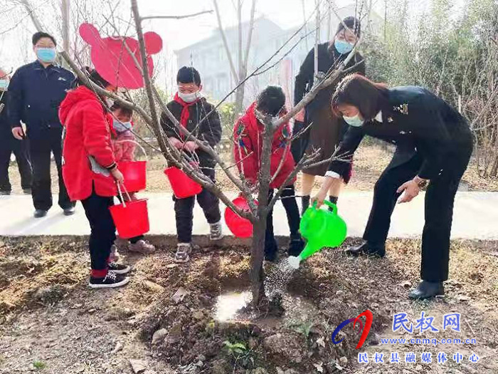 縣委常委、副縣長于茜來到花園鄉(xiāng)參加植樹活動