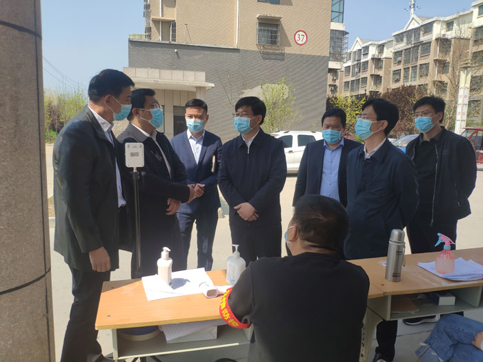 縣委書記張團(tuán)結(jié)調(diào)研疫情防控工作