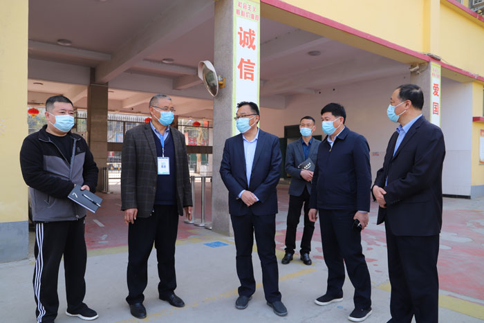 縣委常委、宣傳部長、副縣長畢道喜查看校園疫情防控工作
