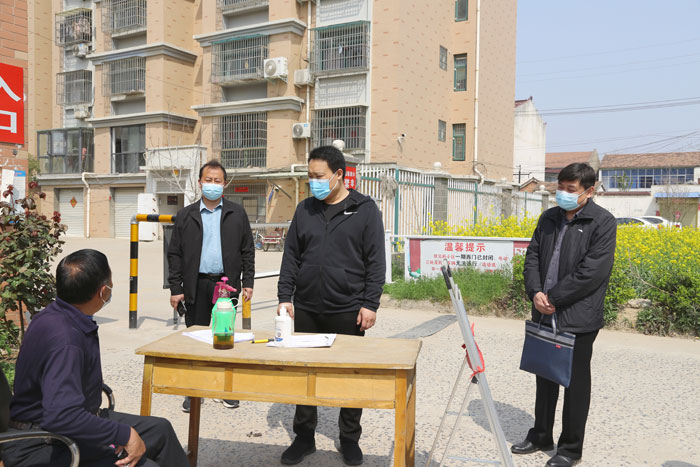 縣委常委、組織部長(zhǎng)王義彬暗訪督導(dǎo)群防群控工作