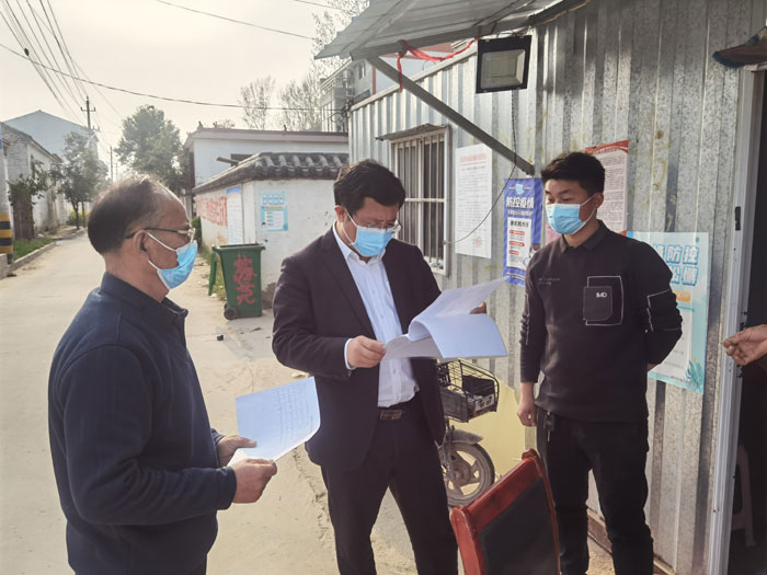 縣委常委、統(tǒng)戰(zhàn)部長、南華街道辦事處黨工委書記李君督導(dǎo)疫情防控和全民核酸檢測工作