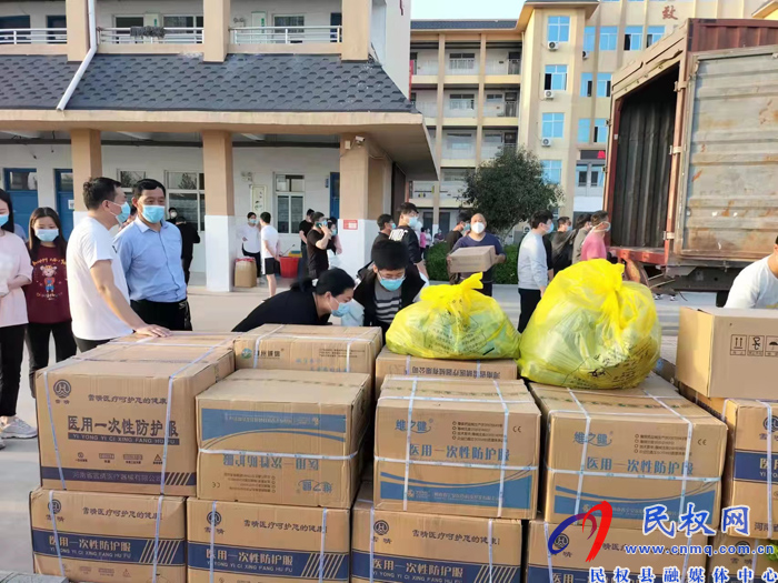 民權(quán)縣衛(wèi)健委機關(guān)黨委書記、黨組成員、副主任孫濤到永城市慰問民權(quán)縣支援永城核酸采樣隊人員