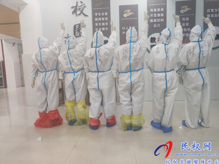 民權(quán)縣衛(wèi)健委機關(guān)黨委書記、黨組成員、副主任孫濤到永城市慰問民權(quán)縣支援永城核酸采樣隊人員