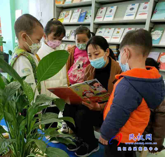 享受書香濃，閱讀“閱”美麗。民權(quán)縣幼兒園疫情期間持續(xù)推進(jìn)書香校園建設(shè)活動(dòng)，家園共育、親子共讀，書香家庭