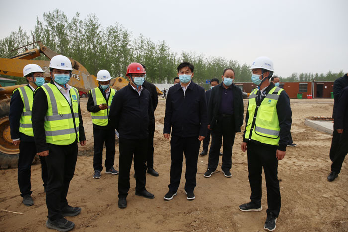 縣委書記張團結(jié)調(diào)研方艙隔離點建設(shè)工作