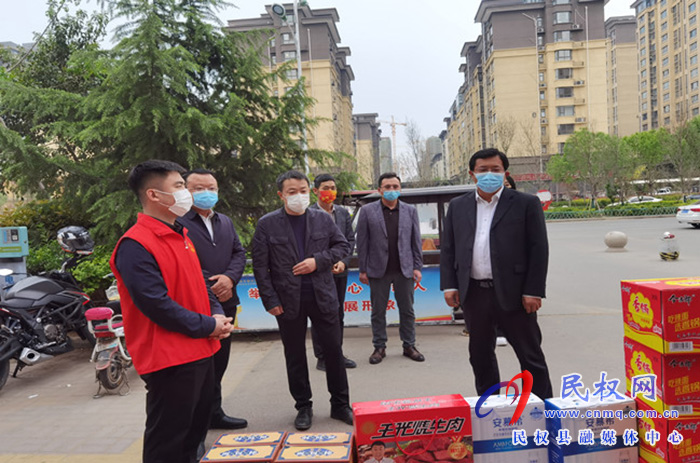 縣委常委、統(tǒng)戰(zhàn)部長、南華街道辦事處黨工委書記李君看望慰問疫情防控一線人員