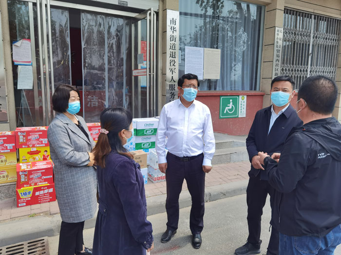 縣委常委、統(tǒng)戰(zhàn)部長、南華街道辦事處黨工委書記李君看望慰問疫情防控一線人員