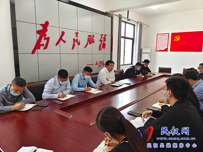 縣委常委、統(tǒng)戰(zhàn)部長、南華街道辦事處黨工委書記李君安排疫情防控工作