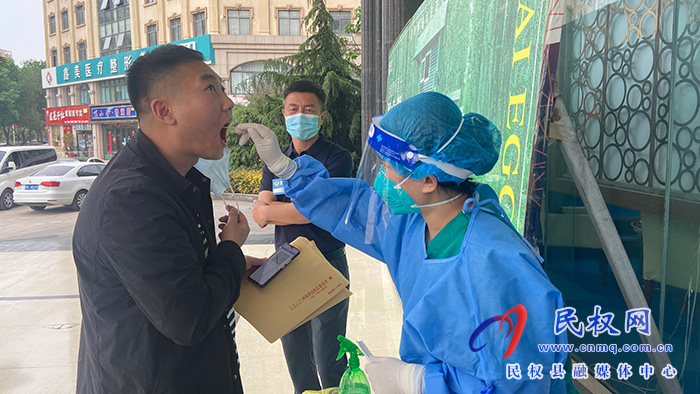 出席政協(xié)民權(quán)縣第十一屆委員會(huì)第一次會(huì)議的政協(xié)委員陸續(xù)向大會(huì)報(bào)到