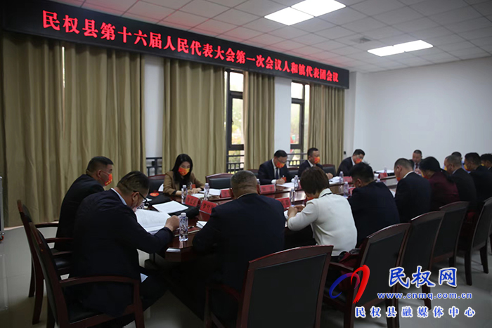 縣委副書記栗團結到人和鎮(zhèn)、花園鄉(xiāng)代表團審議討論政府工作報告等報告