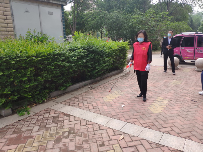縣領導王靜嫻、畢道喜參加義務勞動