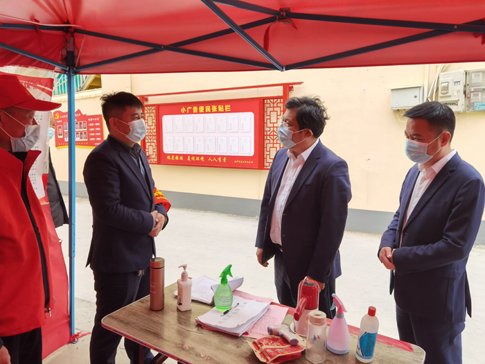縣領導李君督導疫情防控、老舊小區(qū)和背街小巷改造工作