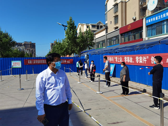 縣委常委、統(tǒng)戰(zhàn)部長、南華街道辦事處黨工委書記李君督導疫情防控和全民核酸檢測工作
