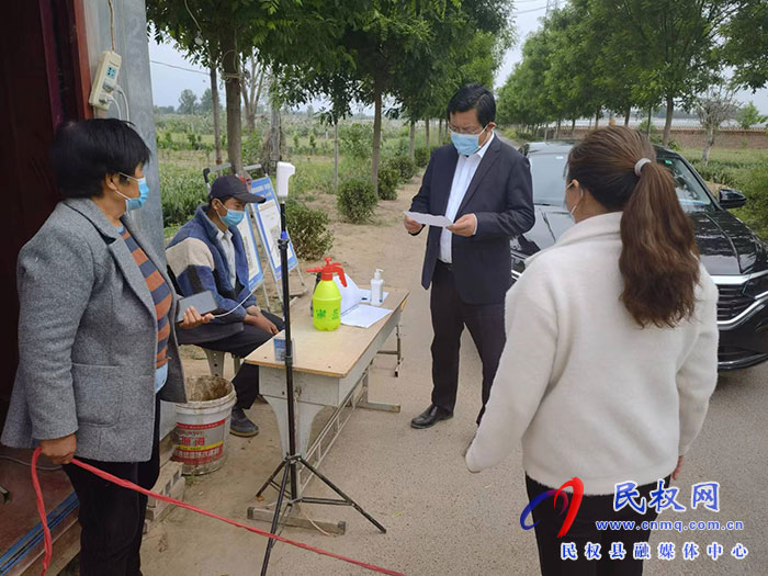 縣委常委、統(tǒng)戰(zhàn)部長(zhǎng)、南華街道辦事處黨工委書記李君暗訪疫情防控工作