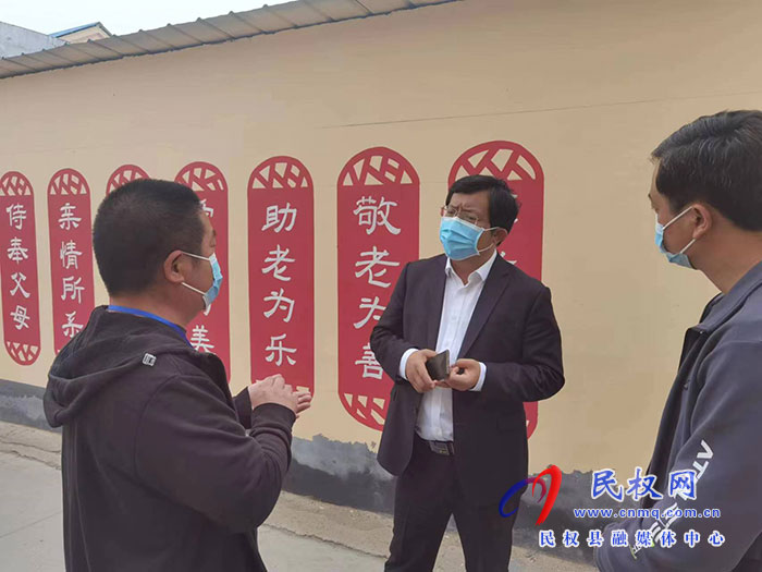 縣委常委、統(tǒng)戰(zhàn)部長(zhǎng)、南華街道辦事處黨工委書(shū)記李君督導(dǎo)疫情防控工作