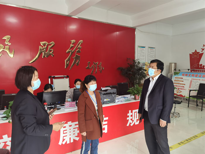 縣委常委、統(tǒng)戰(zhàn)部長、南華街道辦事處黨工委書記李君深入南華街道辦事處督導(dǎo)疫情防控和全民核酸檢測工作