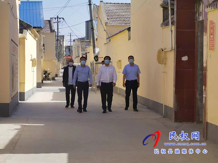 縣委常委、統(tǒng)戰(zhàn)部長(zhǎng)、南華街道辦事處黨工委書記李君調(diào)研疫情防控和城市社區(qū)規(guī)范化管理工作