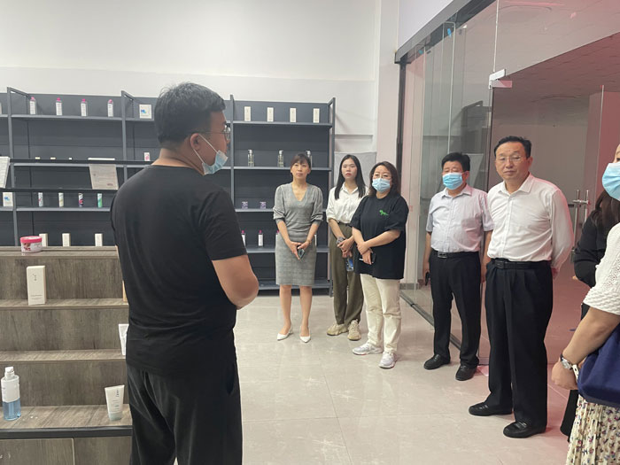 斜杠廣場創(chuàng)始人兼集團副總裁趙國磊、商務(wù)主管李金瓊一行來民洽談電商直播基地合作項目