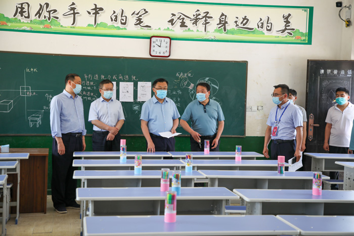 縣委常委、宣傳部長、副縣長畢道喜查看國家質量監(jiān)測樣本校準備工作
