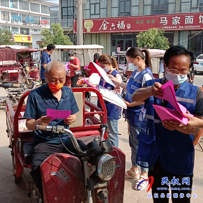 守護好群眾的錢袋子——民權縣褚廟鄉(xiāng)開展防養(yǎng)老詐騙宣傳活動 守護好群眾的錢袋子——民權縣褚廟鄉(xiāng)開展防養(yǎng)老詐騙宣傳活動