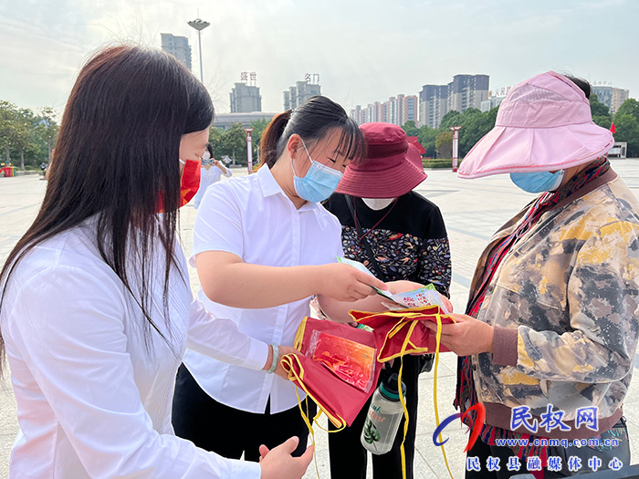 我縣開展中國計劃生育協(xié)會成立42周年宣傳服務(wù)活動