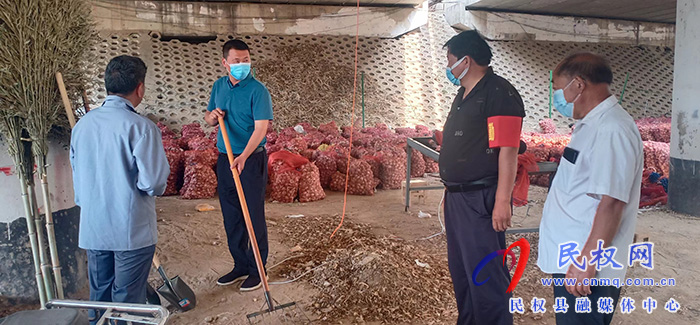 人和鎮(zhèn)政府鎮(zhèn)長韓建深入到田間地頭、各防火服務點，查看“三夏”防火安全、物資儲備和值班值守等工作