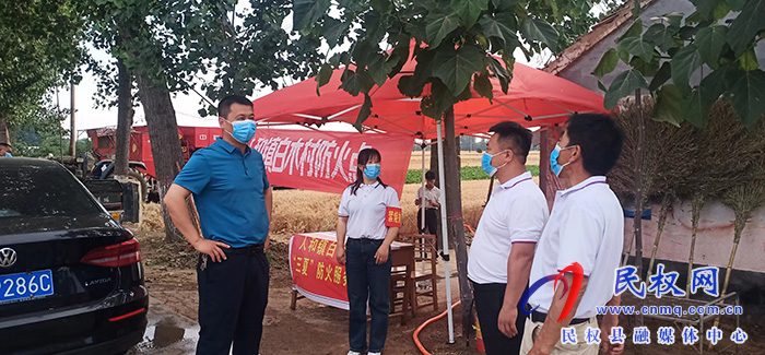 人和鎮(zhèn)政府鎮(zhèn)長韓建深入到田間地頭、各防火服務點，查看“三夏”防火安全、物資儲備和值班值守等工作