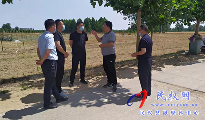 縣委常委、統(tǒng)戰(zhàn)部長、南華街道辦事處黨工委書記李君督導(dǎo)“三夏”生產(chǎn)、秸稈禁燒、疫情防控和“五星”支部創(chuàng)建