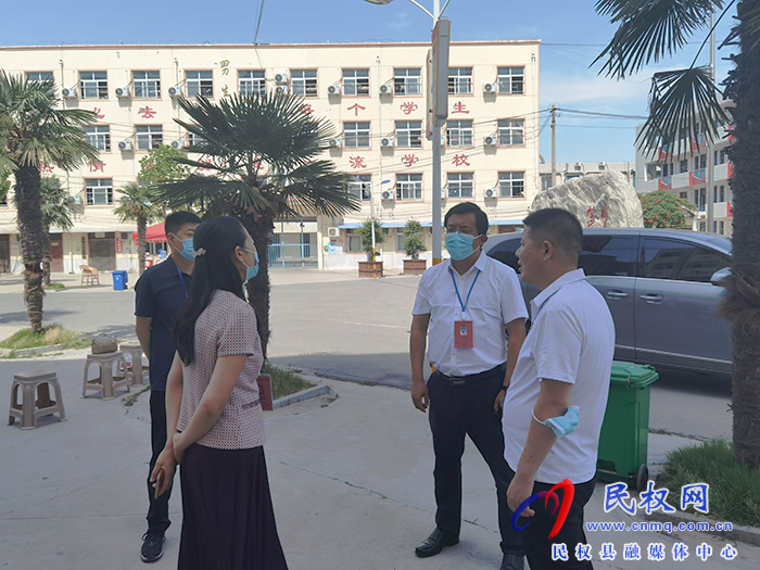 縣委常委、統(tǒng)戰(zhàn)部長、南華街道辦事處黨工委書記李君督查高考工作