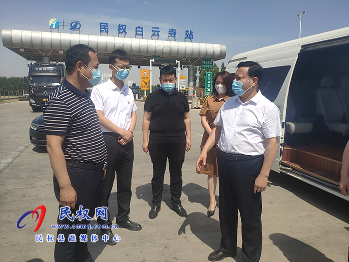 縣人大常委會(huì)黨組副書記石克林、副主任薛坤帶隊(duì)看望慰問(wèn)防疫人員