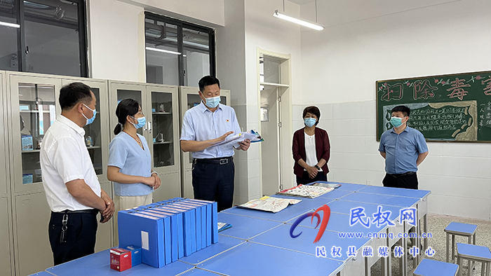 縣委宣傳部副部長李忠強查看“護苗”工作站和校園書屋建設(shè)情況