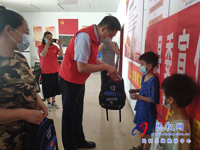 縣委宣傳部：開展四送一助力結(jié)對幫扶活動