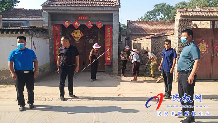 人和鎮(zhèn)黨委書記張翼、政府鎮(zhèn)長(zhǎng)韓建深入各村委督導(dǎo)查看人居環(huán)境整治提升工作開展情況
