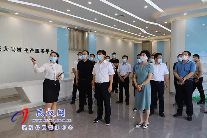 縣委書記張團結、縣委副書記、縣長王靜嫻率黨政考察團赴鄭州航空港經濟綜合實驗區(qū)考察學習