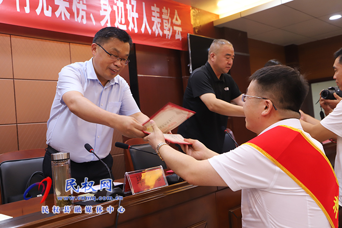 我縣召開榮獲2021年度省市級(jí)道德模范、鄉(xiāng)村光榮榜、身邊好人表彰會(huì)