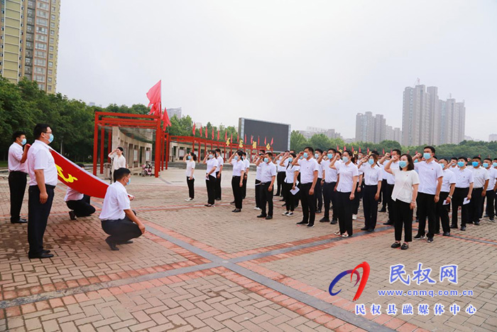 民權(quán)縣委機關(guān)工委開展縣直機關(guān)新黨員代表集體入黨宣誓活動