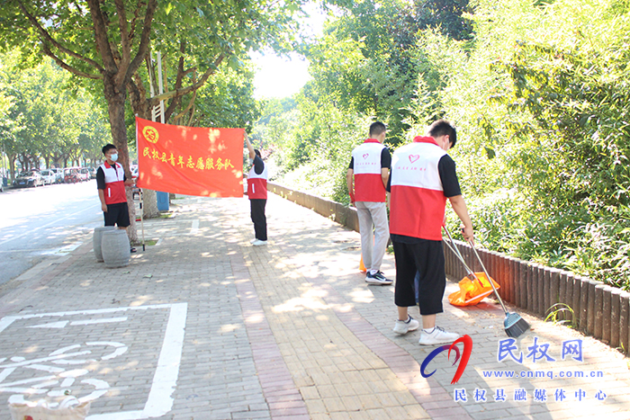縣團委組織開展“衛(wèi)生環(huán)?！敝驹阜栈顒? title=