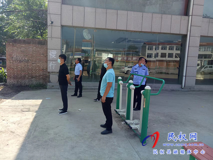 民權(quán)縣程莊鎮(zhèn)中心校聯(lián)合執(zhí)法組對全鎮(zhèn)民辦學(xué)校、補課點開展排查、查封專項活動