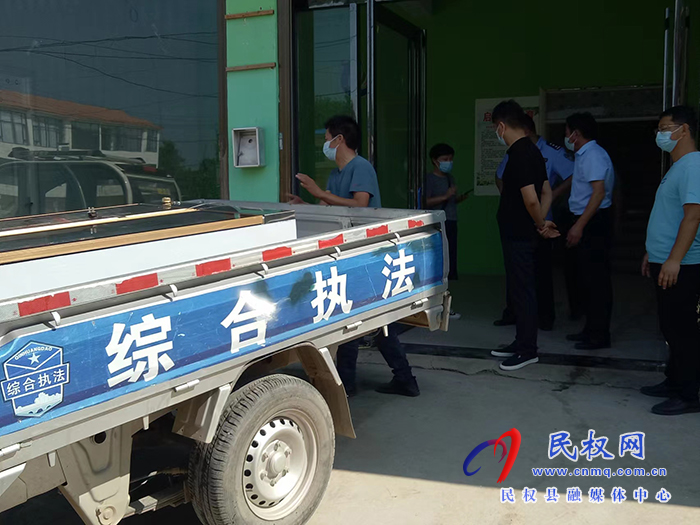 民權(quán)縣程莊鎮(zhèn)中心校聯(lián)合執(zhí)法組對全鎮(zhèn)民辦學(xué)校、補課點開展排查、查封專項活動