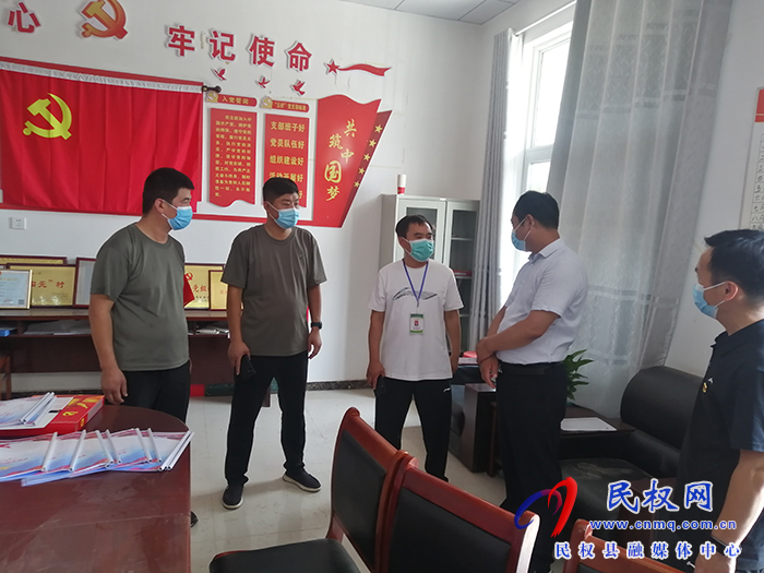縣委組織部副部長崔本倉到白云寺鎮(zhèn)督導(dǎo)疫情防控工作