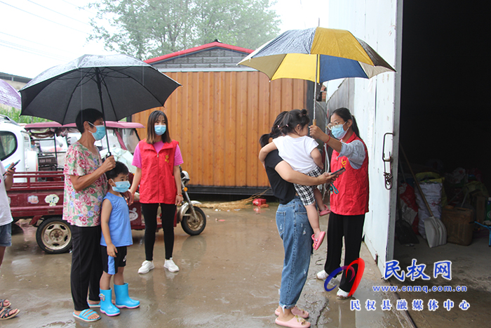 民權縣褚廟鄉(xiāng)風雨中最美“志愿紅！”