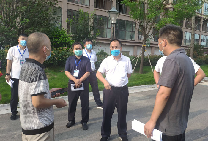 縣領導周明河、李衛(wèi)政暗訪督導主城區(qū)疫情防控社會面管控工作