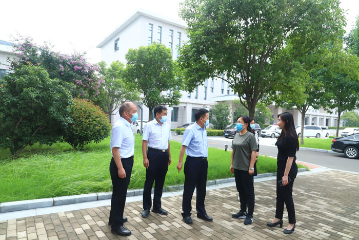 商丘市第一人民醫(yī)院黨委書記、院長韓傳恩帶隊(duì)到民看望慰問奮戰(zhàn)在疫情防控一線工作人員