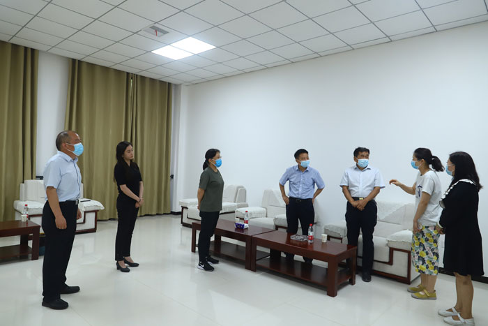 商丘市第一人民醫(yī)院黨委書記、院長韓傳恩帶隊(duì)到民看望慰問奮戰(zhàn)在疫情防控一線工作人員