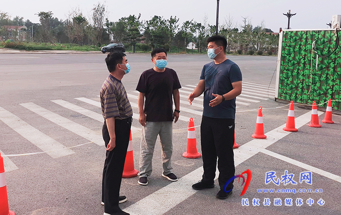 縣領(lǐng)導(dǎo)李新軍、馬德偉督導(dǎo)連霍高速花園出口疫情防控工作